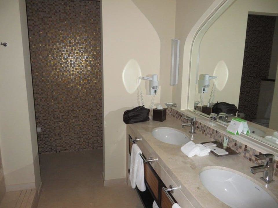 Das Bad mit Wanne Salalah Rotana Resort