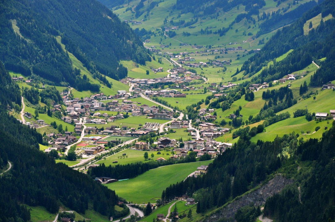 Ausblick auf Großarl DAS EDELWEISS Salzburg Mountain Resort