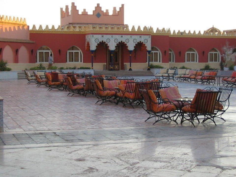 Vor dem Restaurant Pickalbatros Alf Leila Wa Leila Resort - Neverland Hurghada