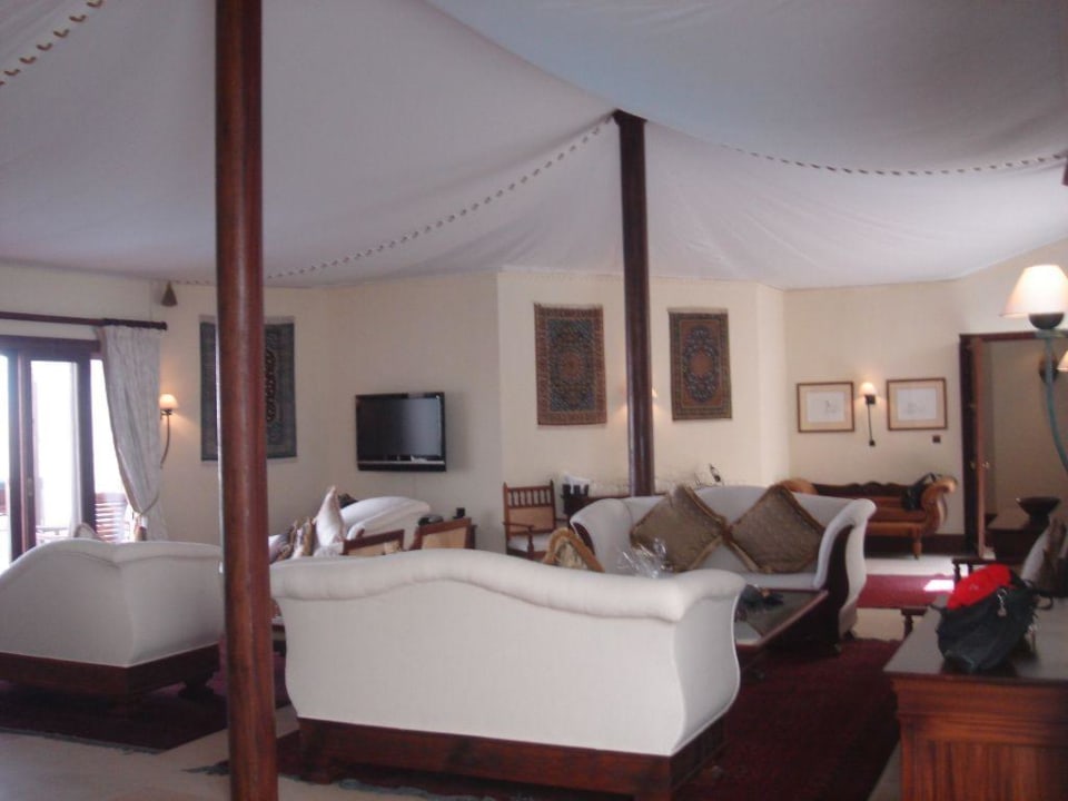Wohnraum der Emirates-Suite Al Maha, A Luxury Collection Desert Resort & Spa