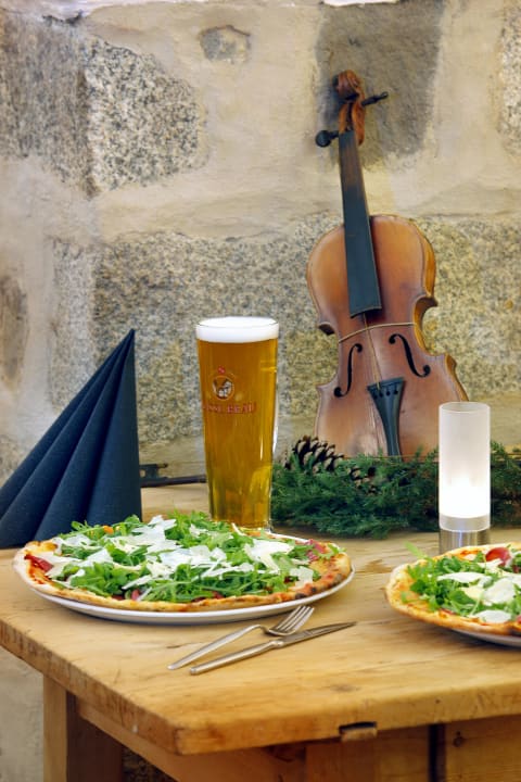 Verschiedene Pizzas mit selbstgebrauten Bier Gasthof Walther von der Vogelweide