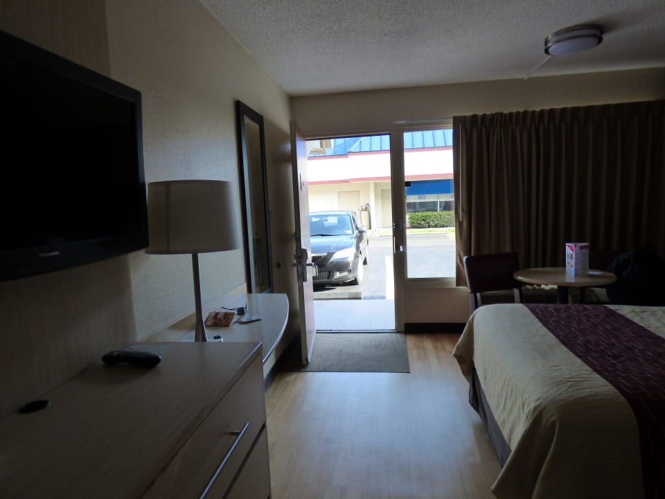 Blick auf den Parkplatz Hotel Red Roof Inn & Suites Naples