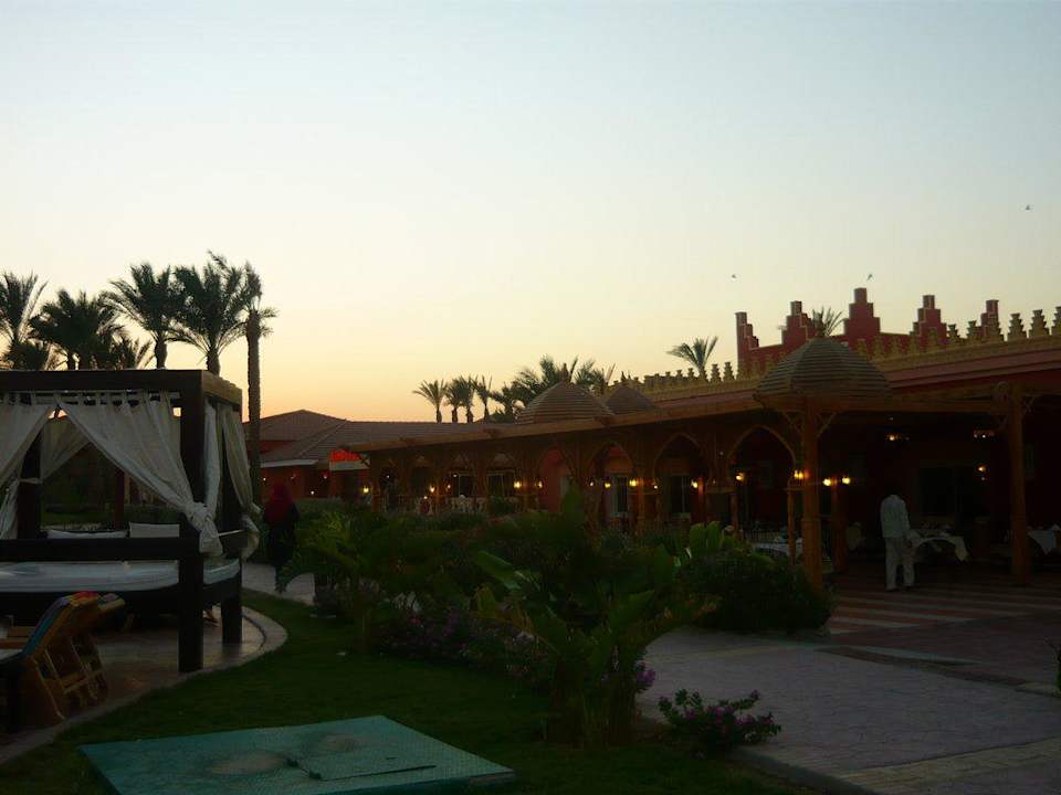 Przy restauracji głównej Pickalbatros Alf Leila Wa Leila Resort - Neverland Hurghada