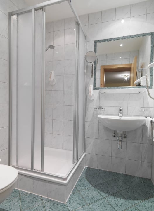 Badezimmer Dawin II + Pateriol II Posthotel Strengen am Arlberg