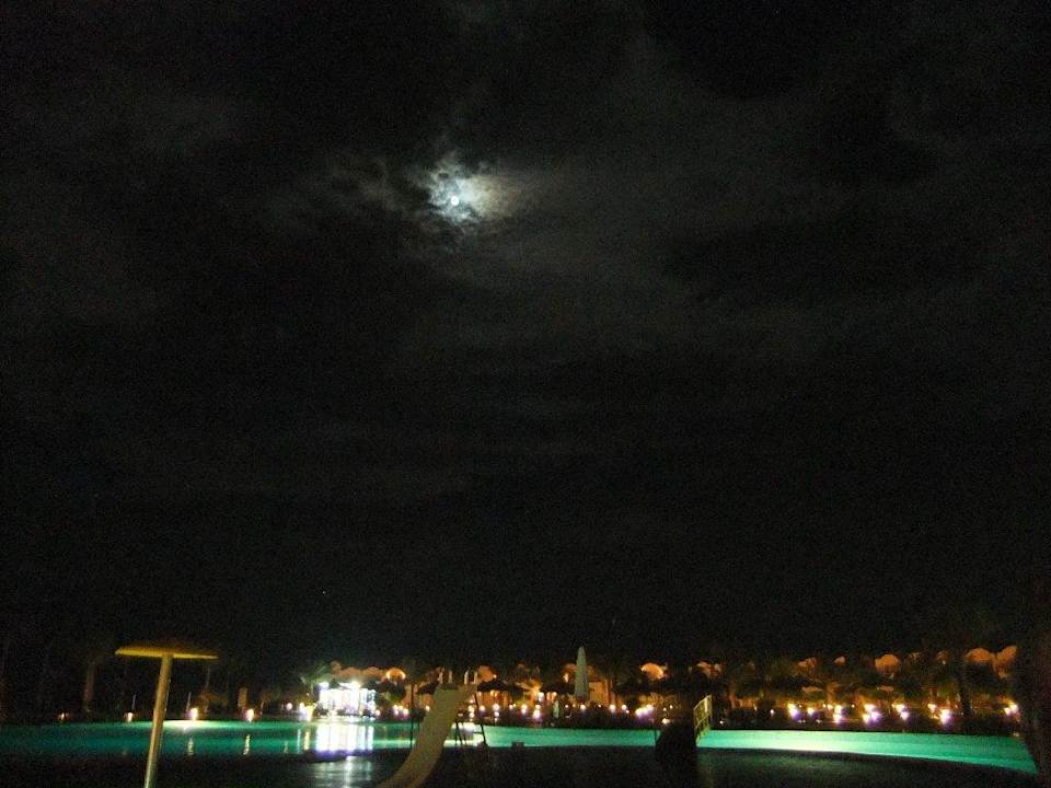 Abends an der Poolbar Three Corners Sea Beach Resort