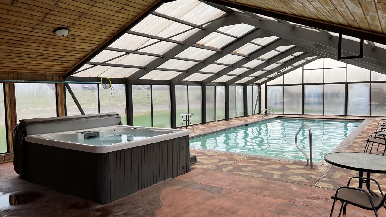 Pool Broken Spur Inn & Steakhouse