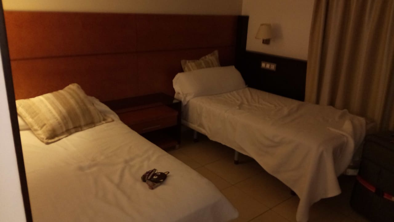 Kleine Betten mit Steckdose neben dran HL Miraflor Suites Hotel