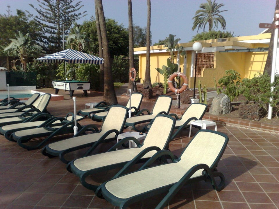 Relaxliegen am Pool Sunny Village