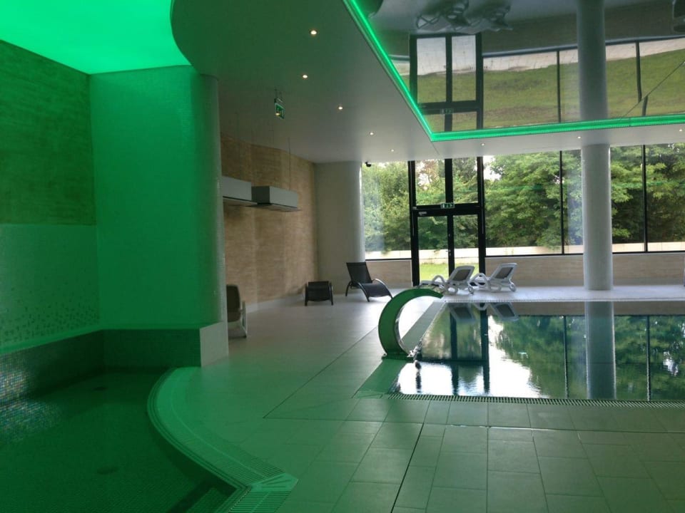Kleines Schwimmbad mit Lichtwechsel Vestina Wellness & Spa Hotel