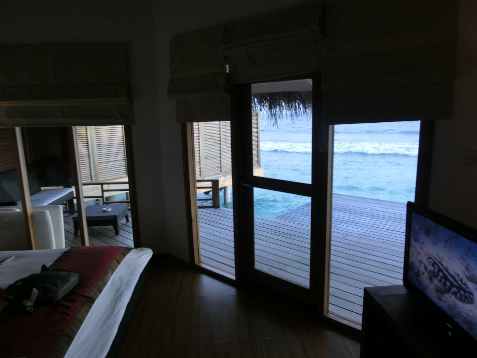 Wohnbereich mit Blick auf Terrasse Kuramathi Maldives
