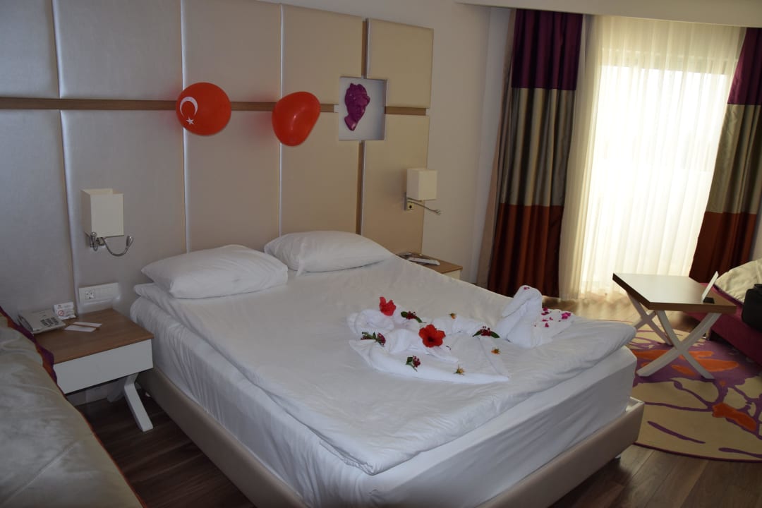 Zimmer - Doppelbett hübsch geschmückt Hotel Botanik Platinum