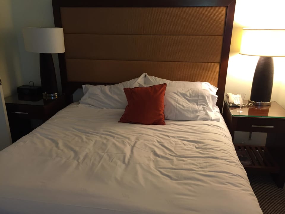 Bett im Key West Studio The Reach Key West, Curio Collection by Hilton