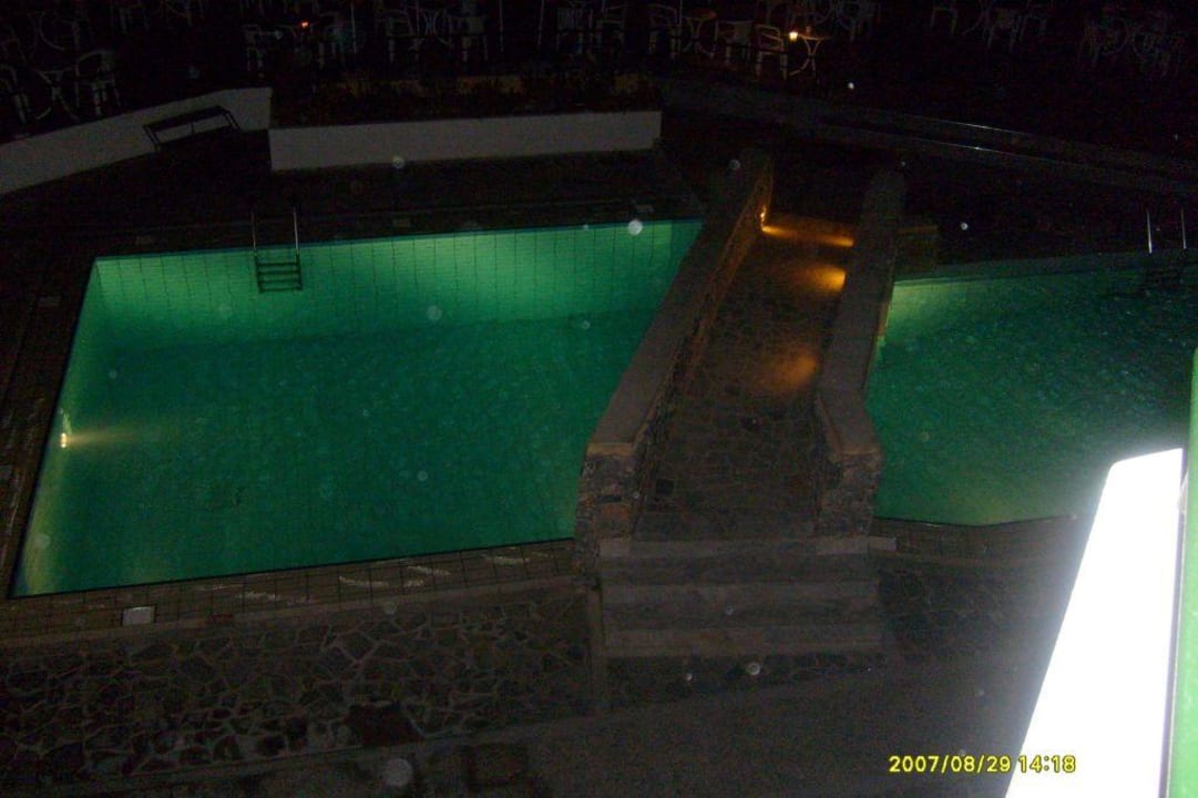 Pool am Abend vom Balkon aus Hotel Dedalos Beach