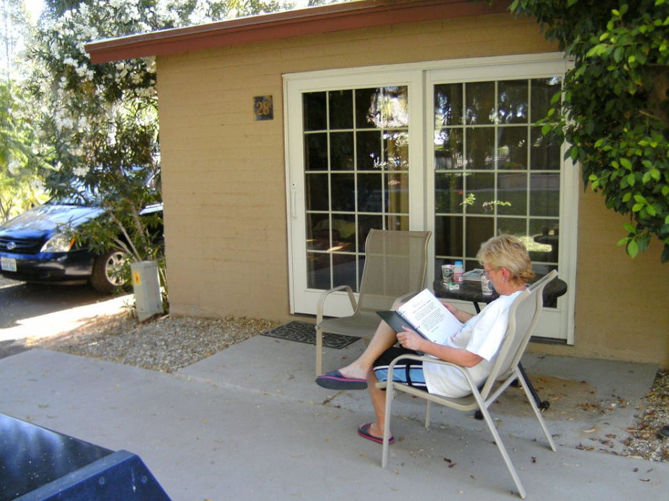 Bungalow außen mit Terrasse Hotel Smoke Tree Resort and Bungalows