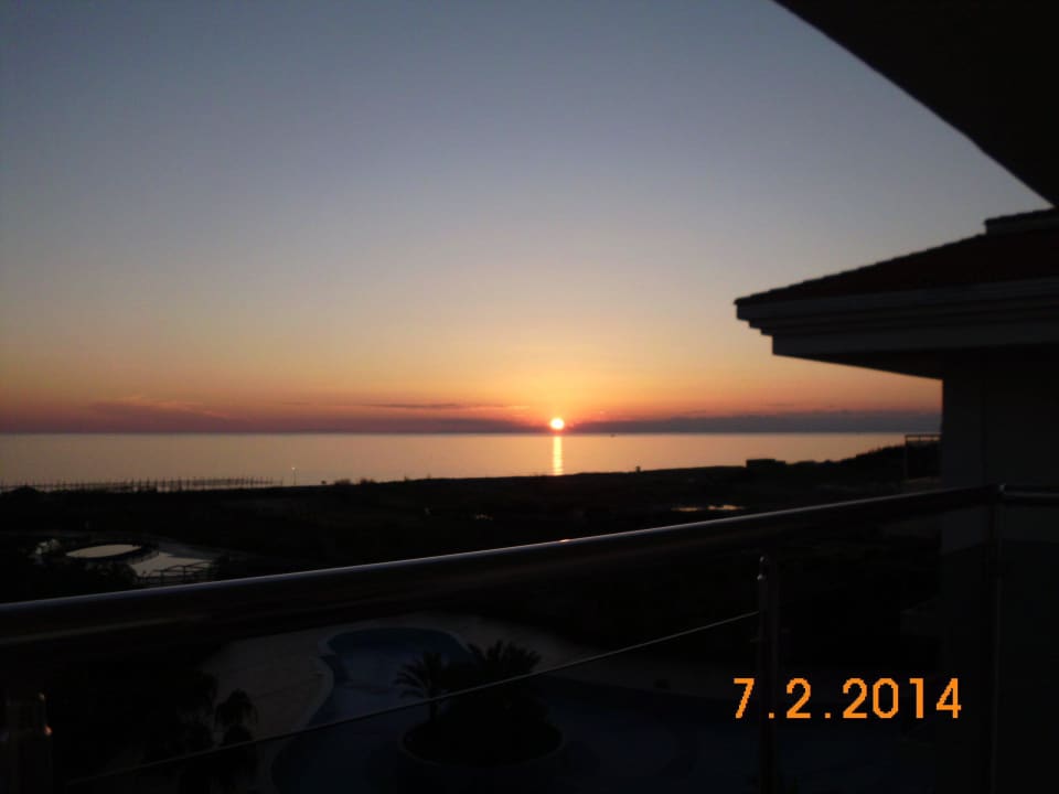 Sonnenuntergang aus unserem Zimmer Seaden Sea World Resort & Spa