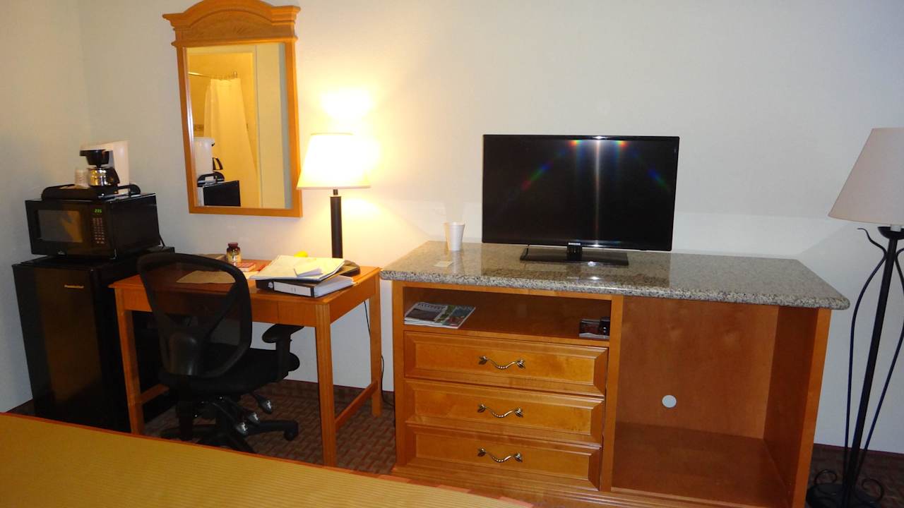 Schreibtisch und Flat TV Hotel Mason Beach Inn