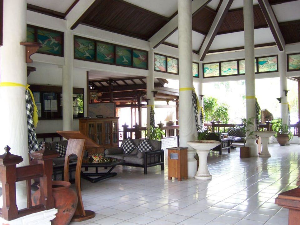 Teil der offenen Hotelhalle Candi Beach Resort and Spa