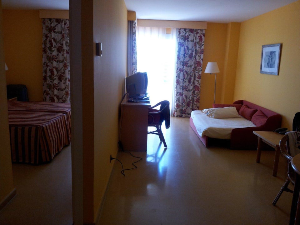La TV, delante de la cama-sofá Hotel Best Roquetas