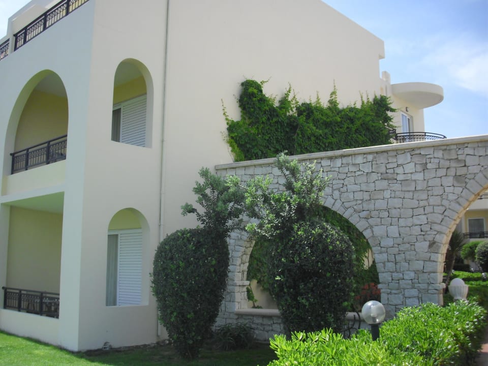 Durchgang zum Strand Vantaris Palace