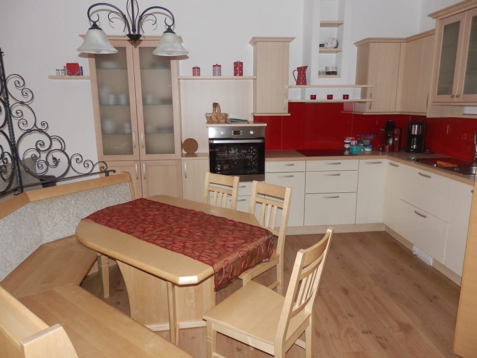 Esstisch mit ausreichend Platz und eine Top Küche Hotel Hochhubergut