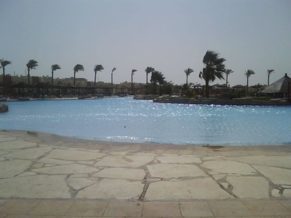 Druhá strana bazénu SUNRISE Royal Makadi Resort