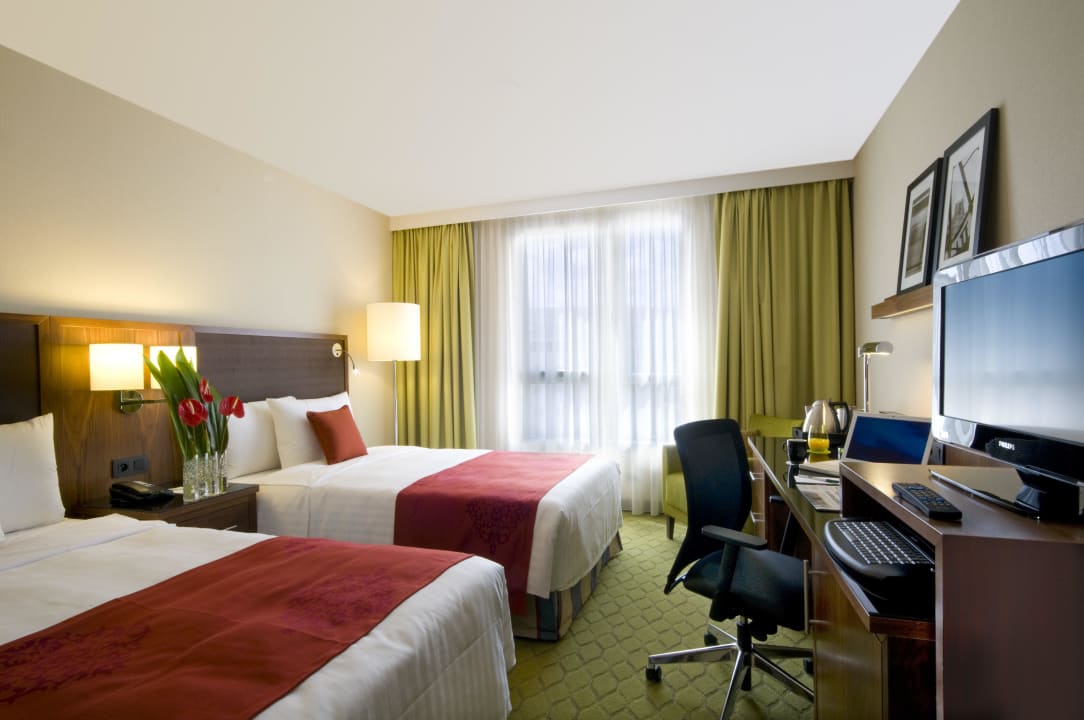 Twin Bed Room Hotel Courtyard by Marriott Paris Saint Denis