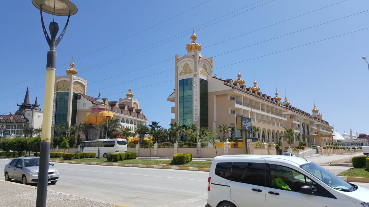 Hotel von aussen  Well Palace Side