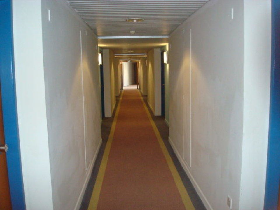 Flur zu den Zimmern Louis Ledra Beach