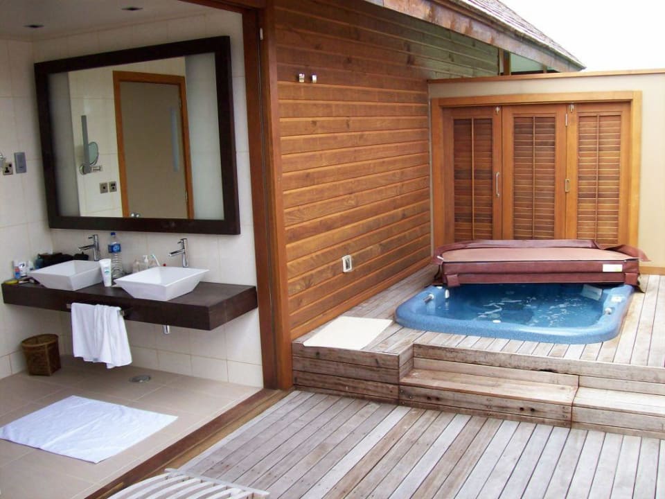 Balkon am Bad mit Yacuzzi Veligandu Maldives Resort Island
