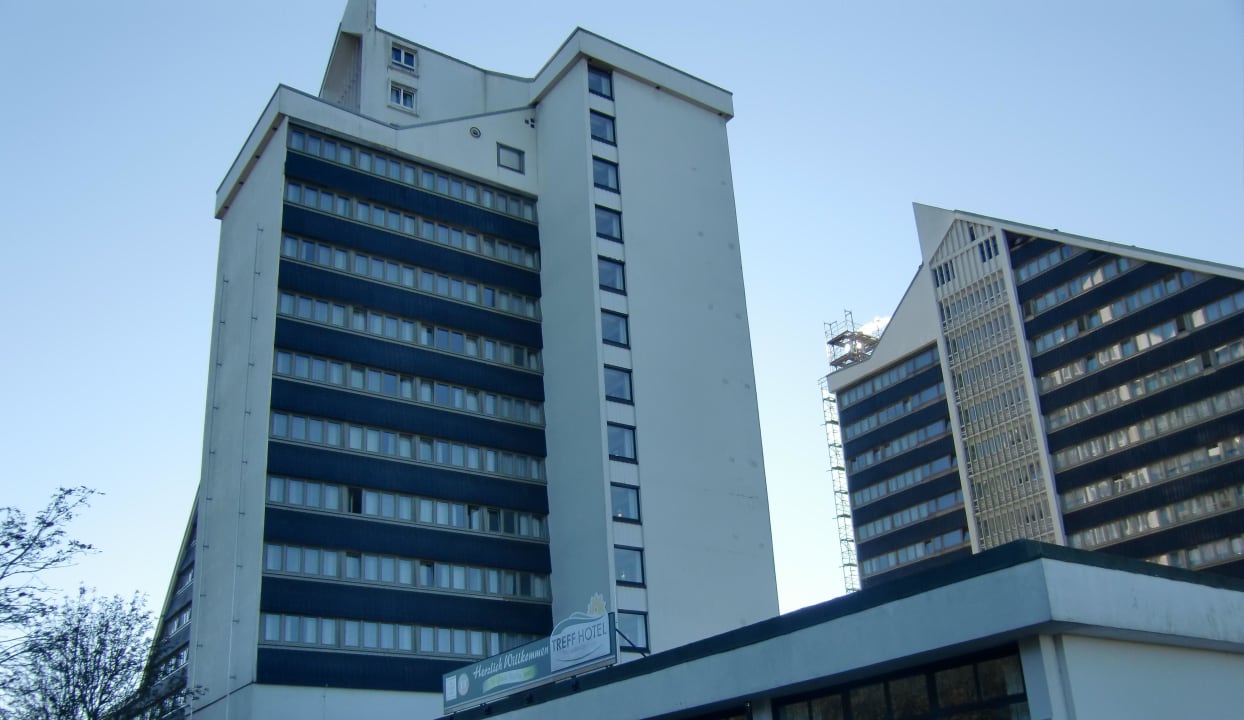 Von der Straße aus AHORN Panorama Hotel Oberhof