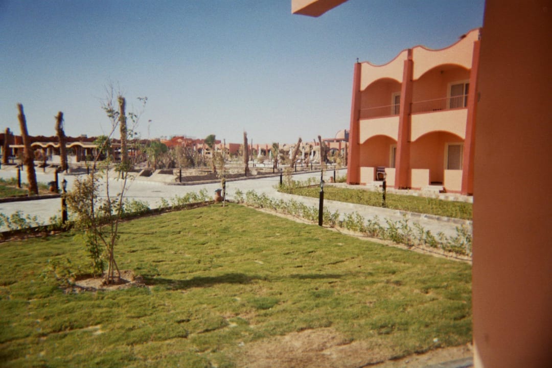 Blick zur Unterkunft Three Corners Happy Life Beach Resort