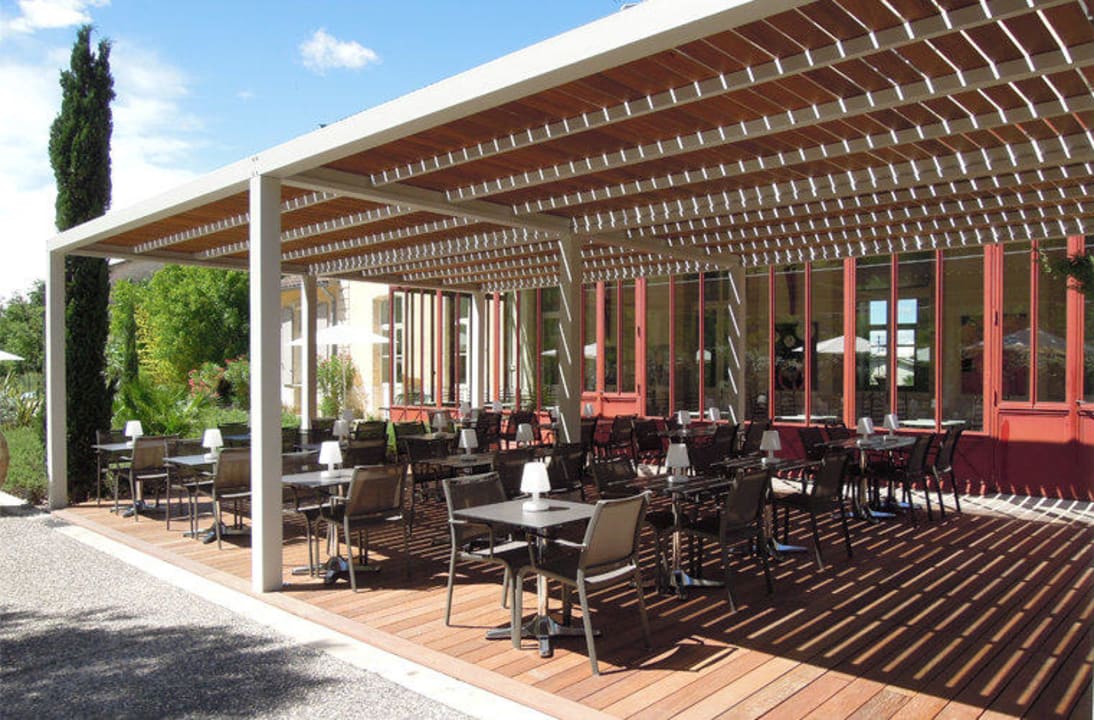 Espace petit déjeuner sur une tonnelle ombragée Hotel Estelou