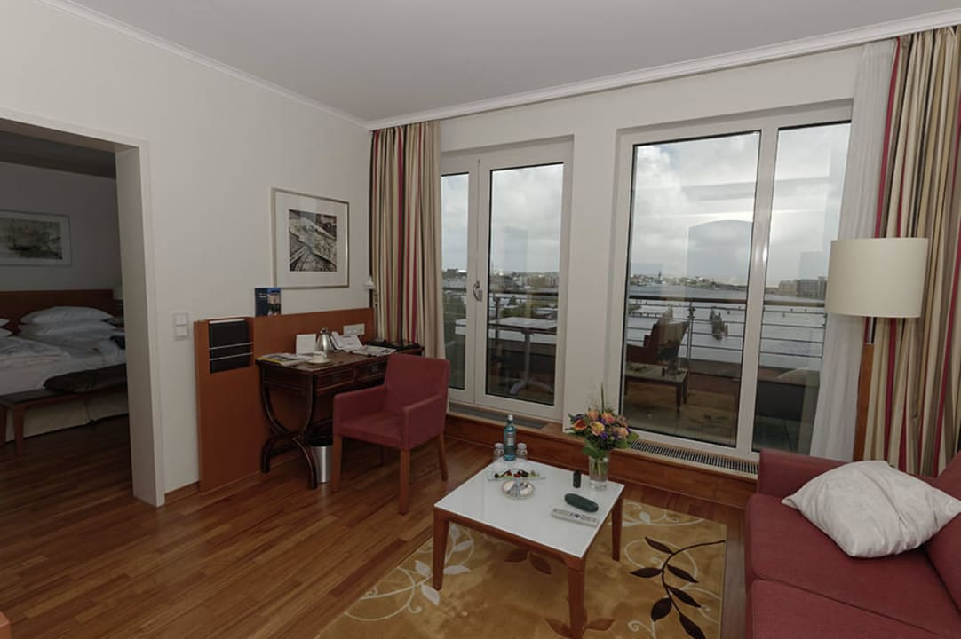 Wohnzimmer vom Flur aus ATLANTIC Hotel Wilhelmshaven
