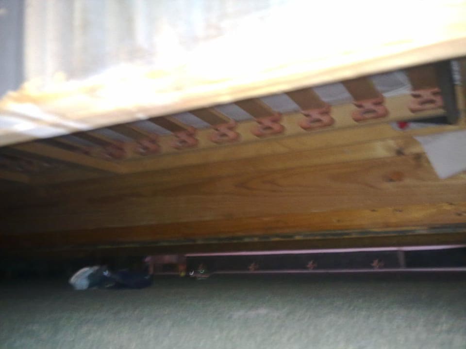 Blick unters Bett Hotel Bergland-Hof