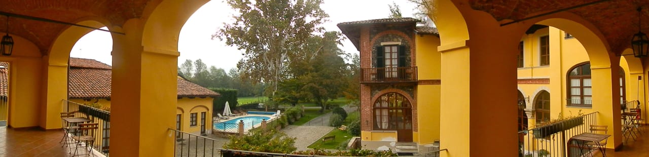 Bijou im Piemont: Laubengang des Hotels Hotel Villa Soleil