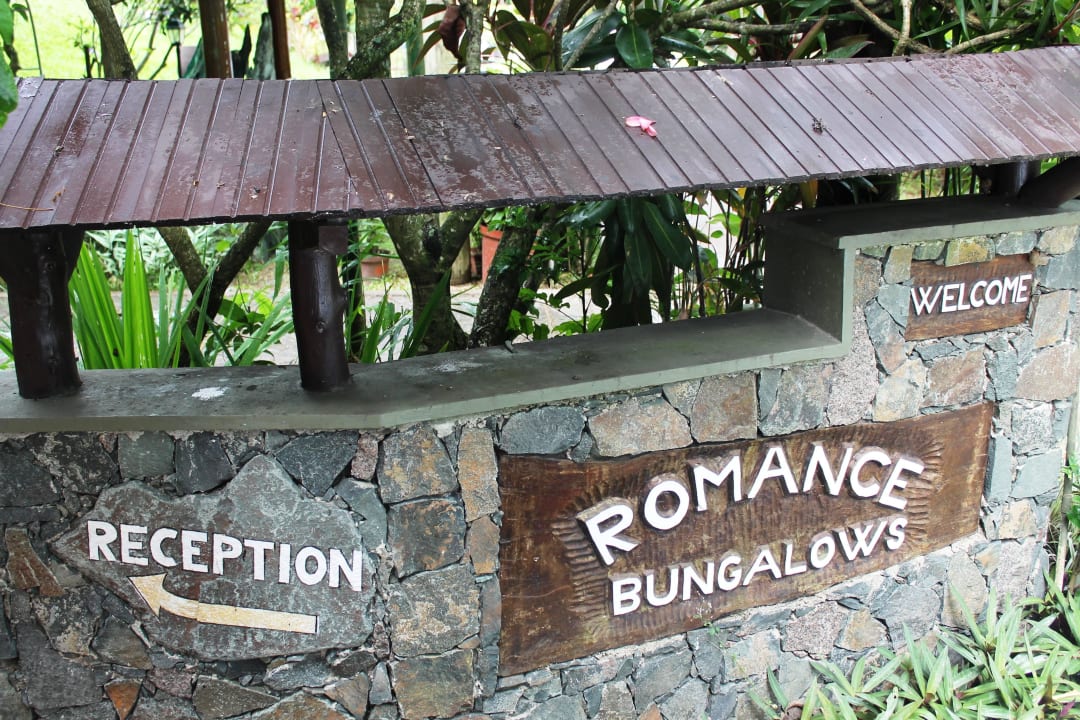 Sign Romance Bungalows
