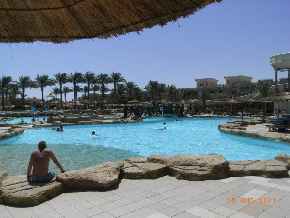 Poollandschaft hinter dem Haupthaus Beach Albatros Resort