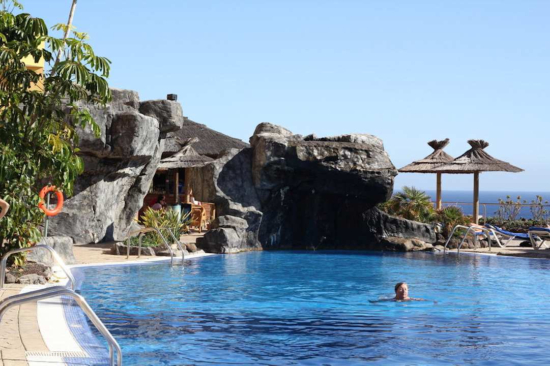 Erster Pool mit Wasserfall  AluaVillage Fuerteventura