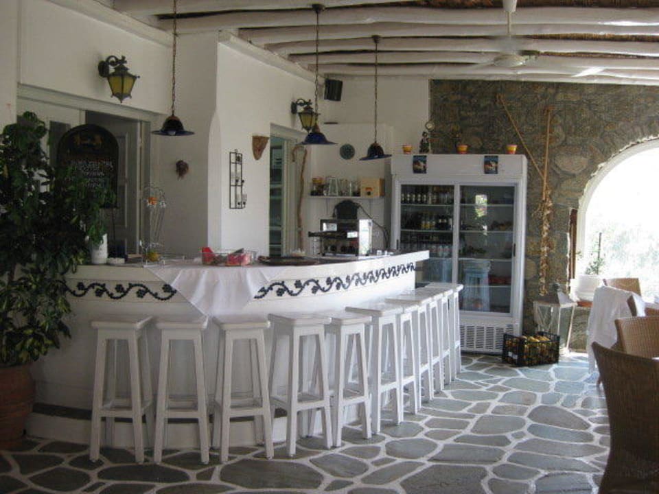 An der gemütlichen Bar  Kamari Hotel