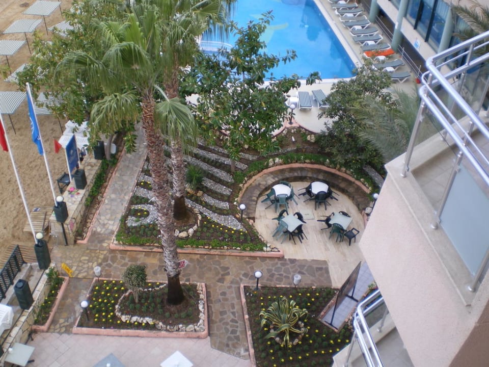 Auf der Wendeltreppe neben dem Restaurant Aska Hotel Just in Beach