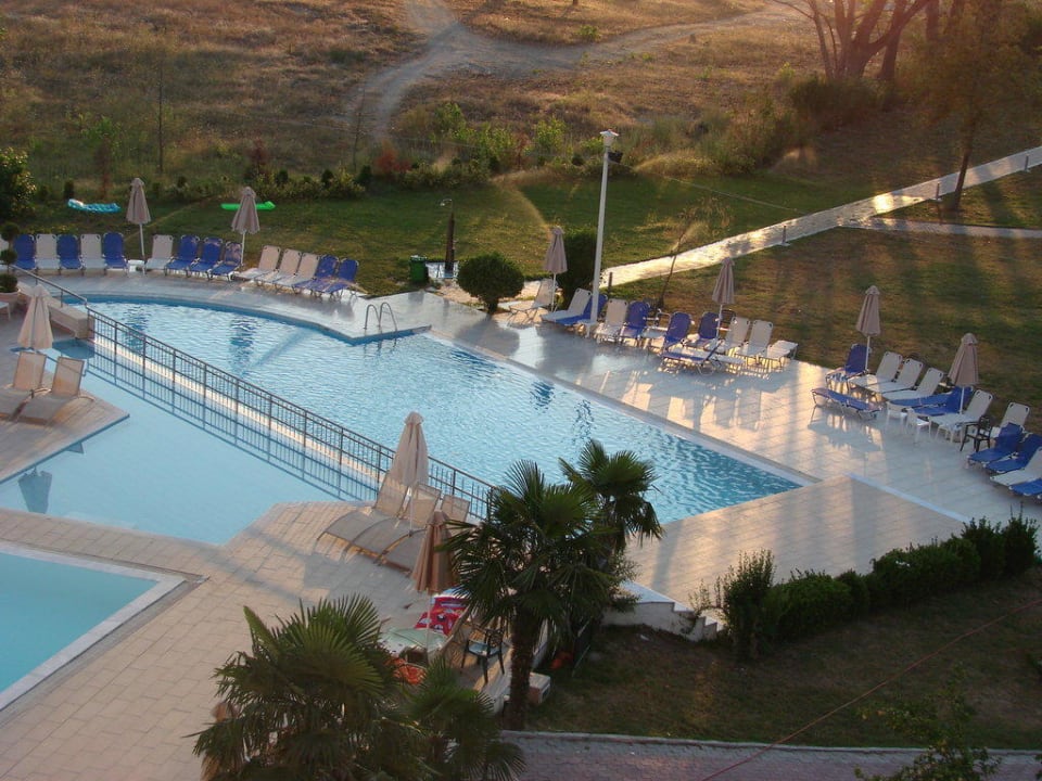 Ausblick auf die Poolanlage Olympian Bay Grand Resort