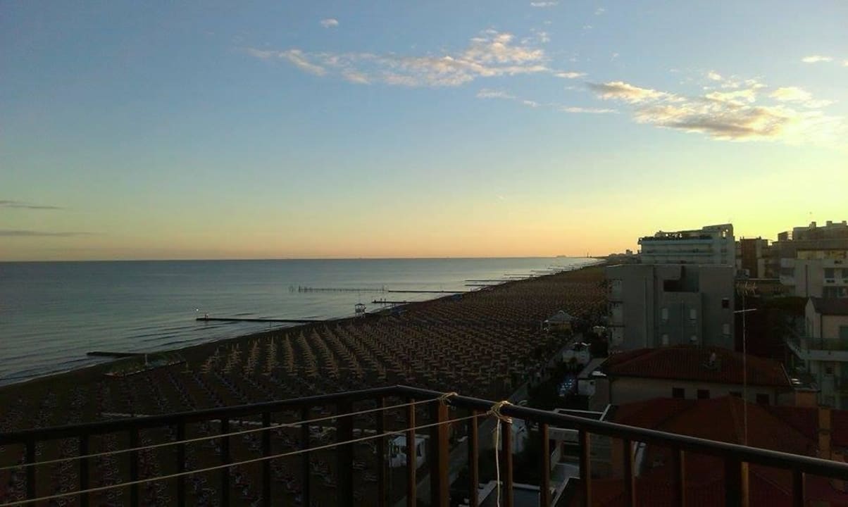 Ausblick vom Balkon auf den Strand Hotel Mondial