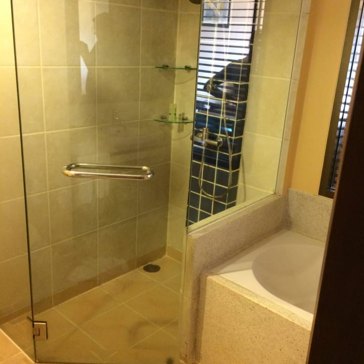 Geräumige Dusche The Briza Beach Resort Khaolak