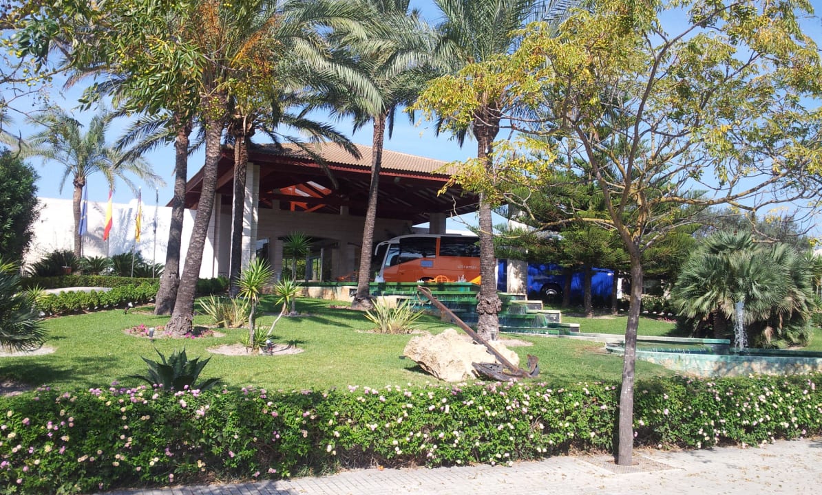 Blick auf die Hoteleinfahrt Prinsotel La Dorada