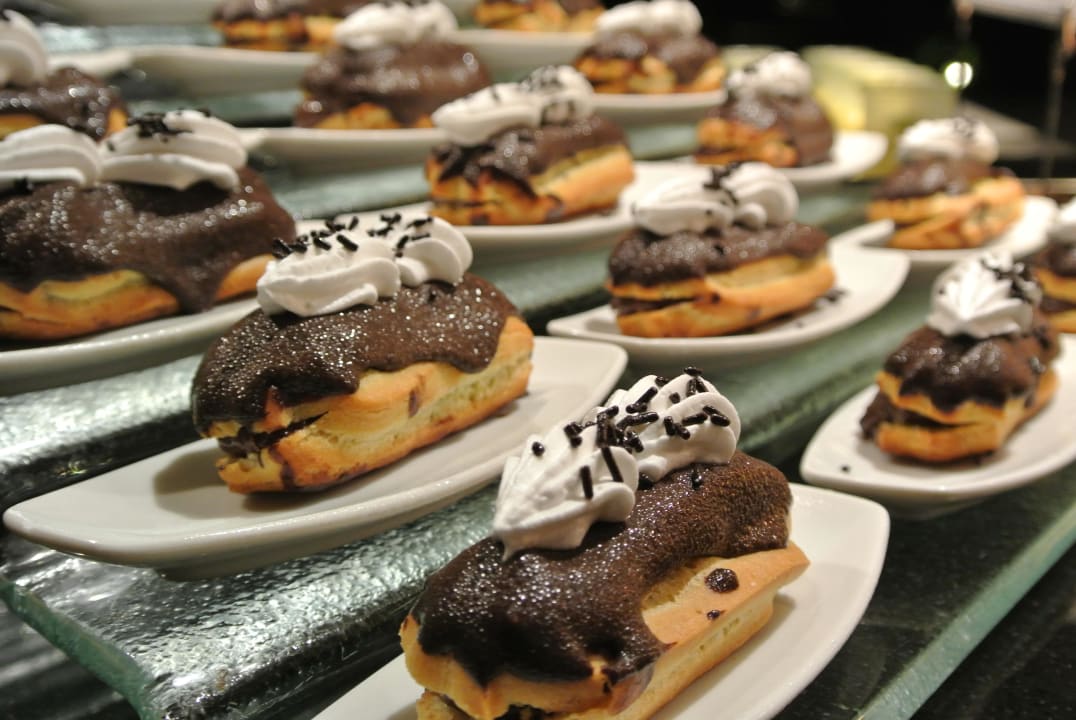 Köstliche Desserts mittags/abends  ROBINSON MALDIVES