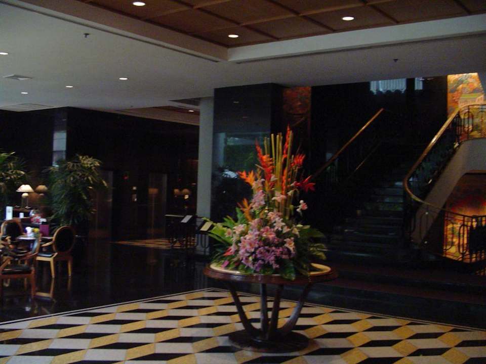 Empfangshalle mit Treppenaufgang und Fahrstühlen Hotel Century Park