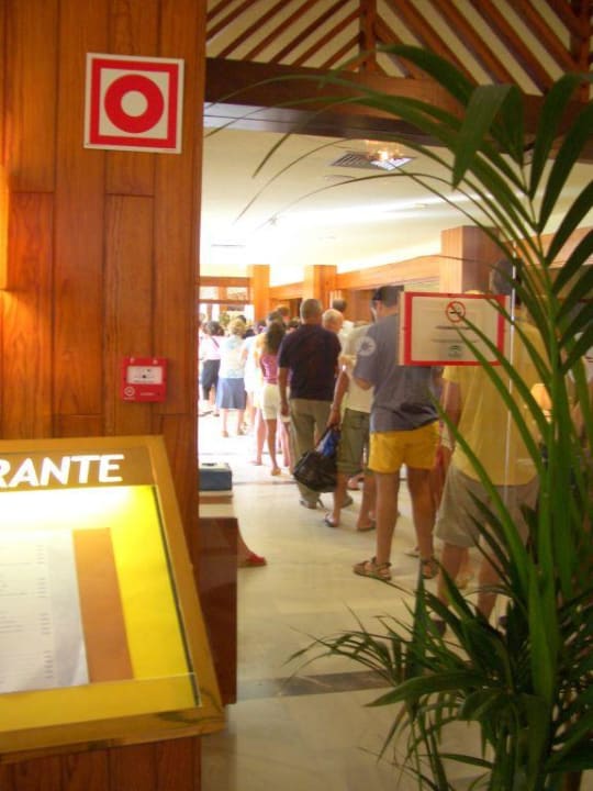 Warteschlange vor dem Speisesaal Meliá Costa del Sol