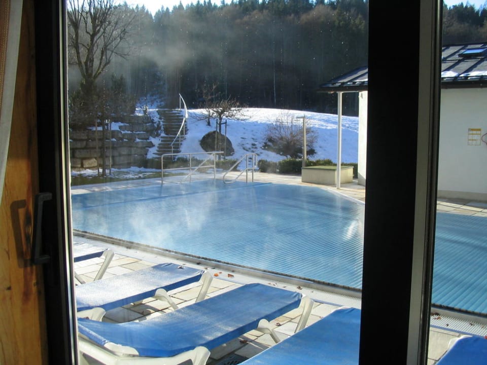 Sicht vom Indoor Pool zur Außentherme Alm- & Wellnesshotel Alpenhof