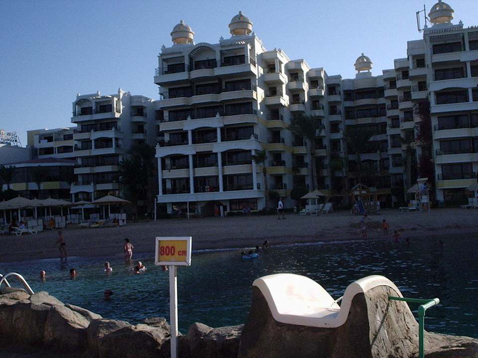 Außenansicht mit Rutsche im Bild SUNRISE Holidays Resort (Adults Only)