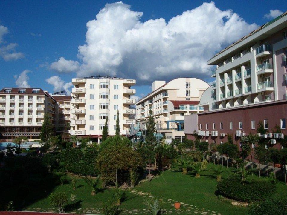 Durch die Gartenanlage zum Strand Solivia Hotel